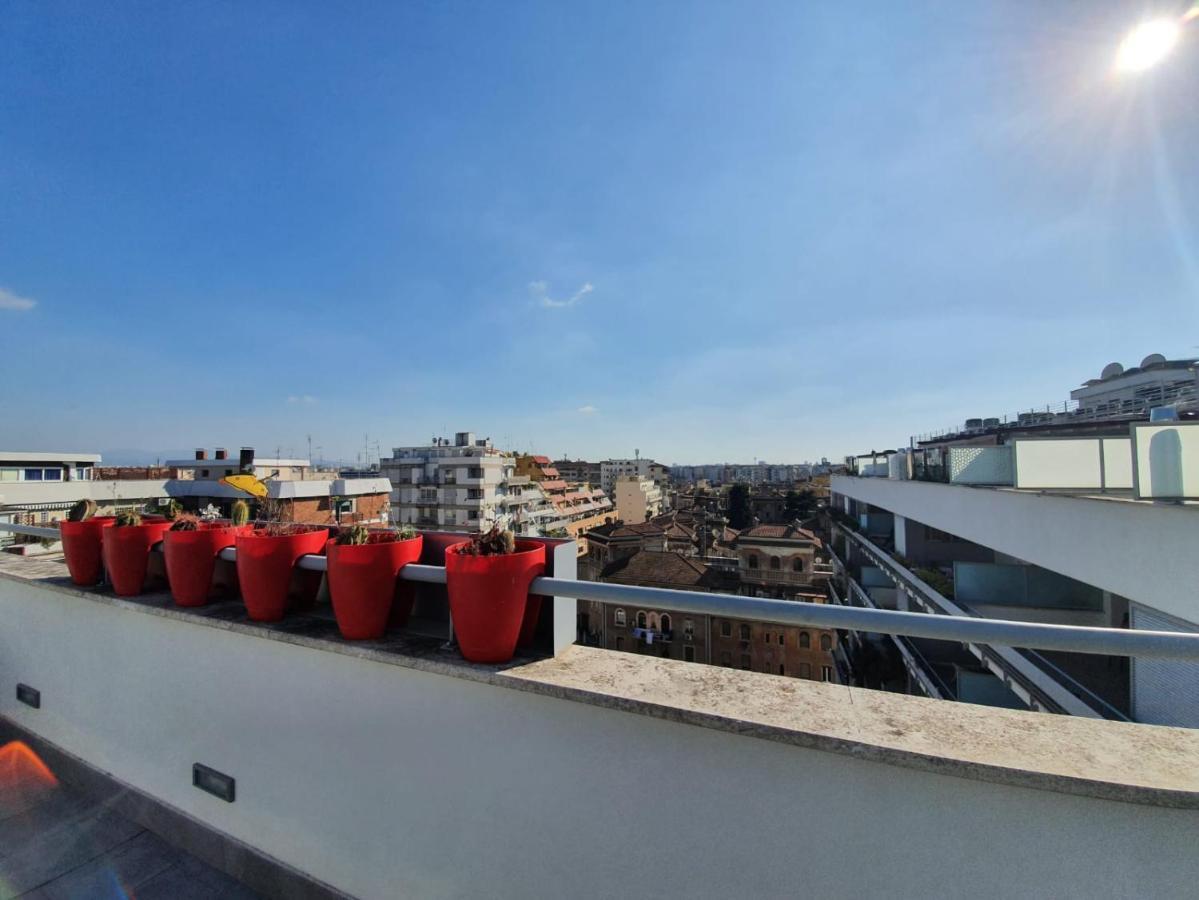 Penthouse 41 In Trastevere With Big Terrace Rome Exterior photo